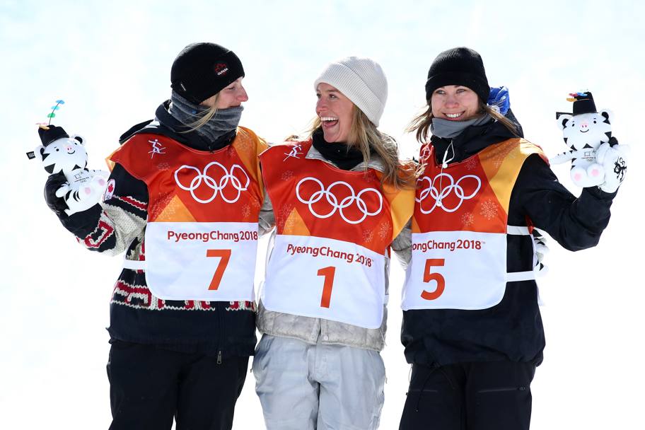 Il podio: a sinistra la canadese Laurie Blouin (argento), al centro Jamie Anderson (oro), a destra la finlandese Enni Rukajarvi (bronzo). Getty Images